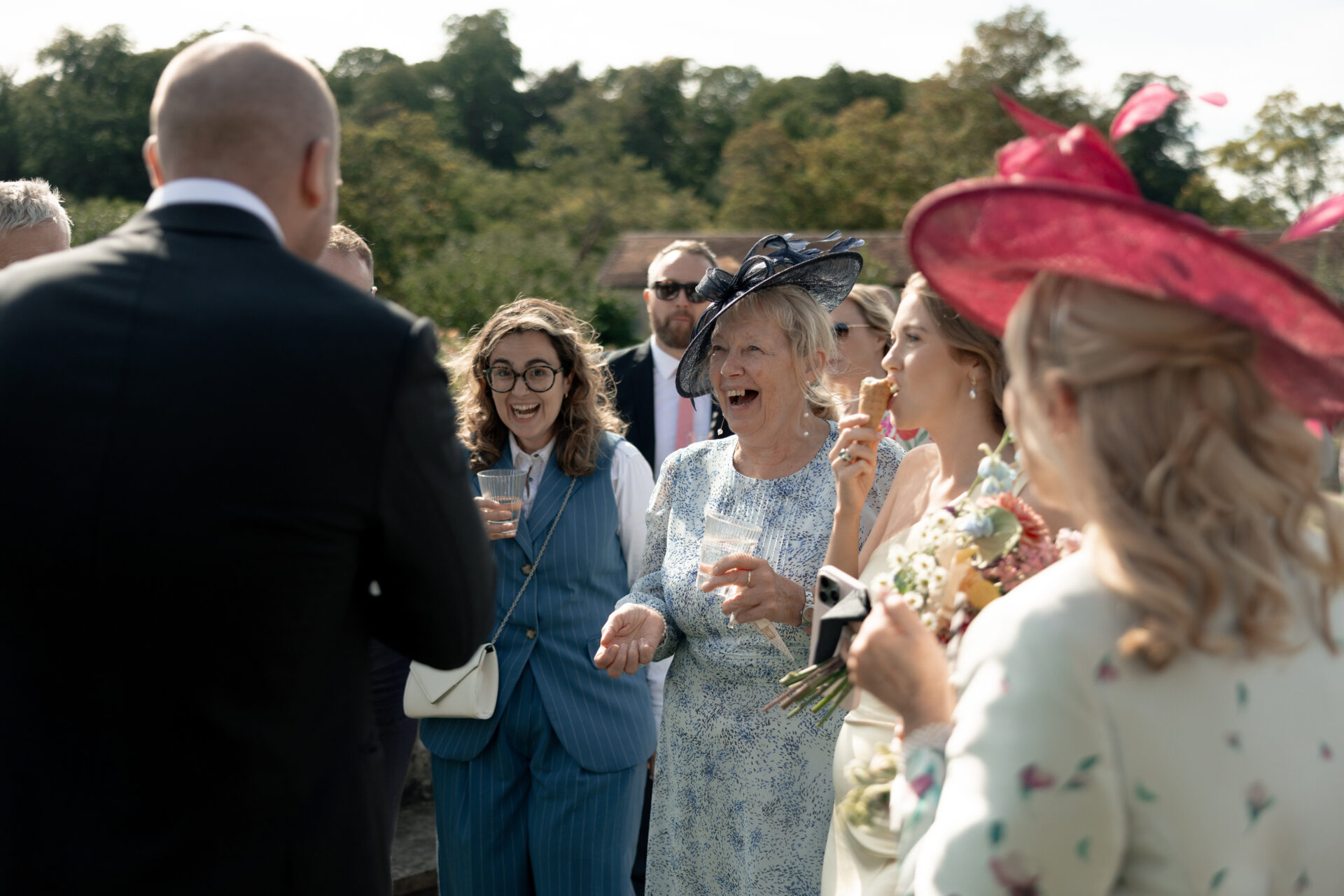 wedding-magician-performing- outisde wedding-magician-performing- outisde
